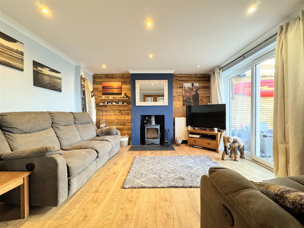 Property photo 3 of 26 Lounge