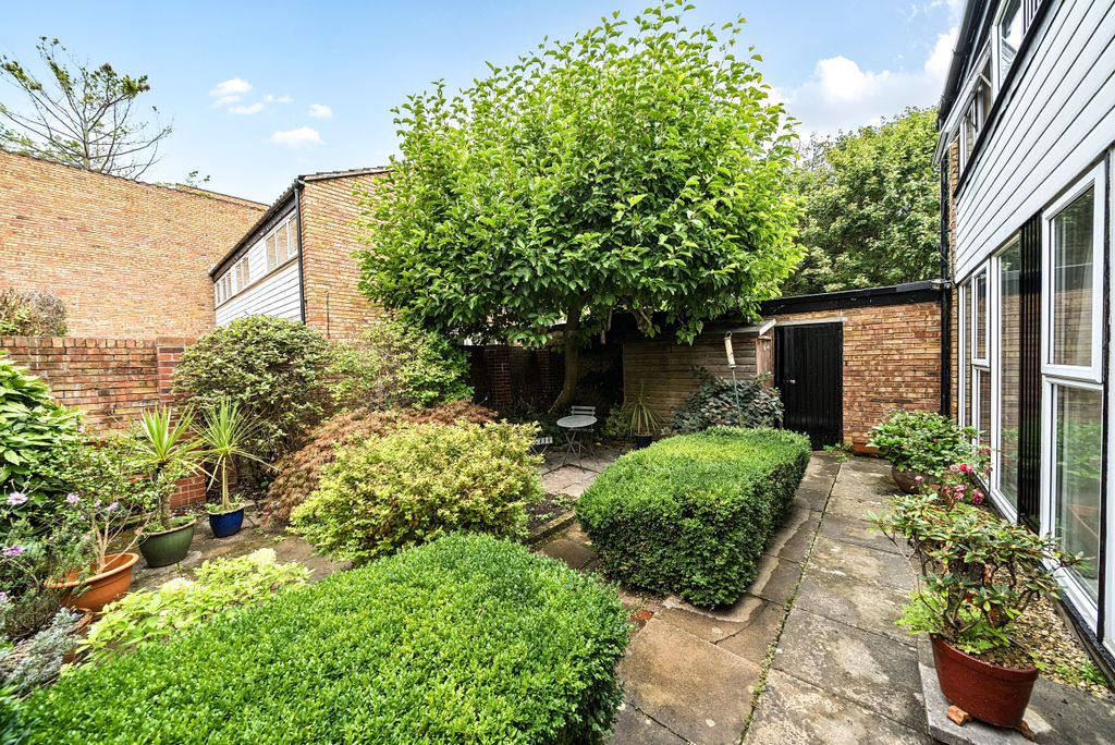 Property photo 3 of 18 Garden