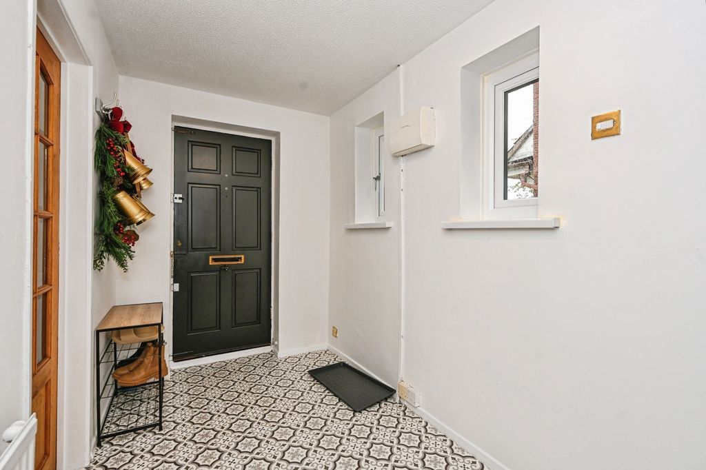 Property photo 3 of 18 Entrance Hallway