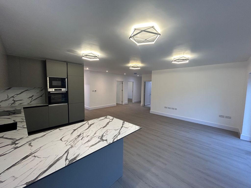 Property photo 3 of 12 Kitchen Lounge