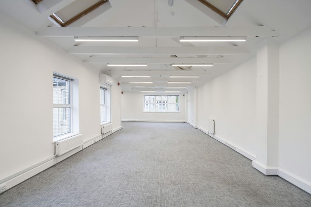 Property photo 3 of 17 Office Space