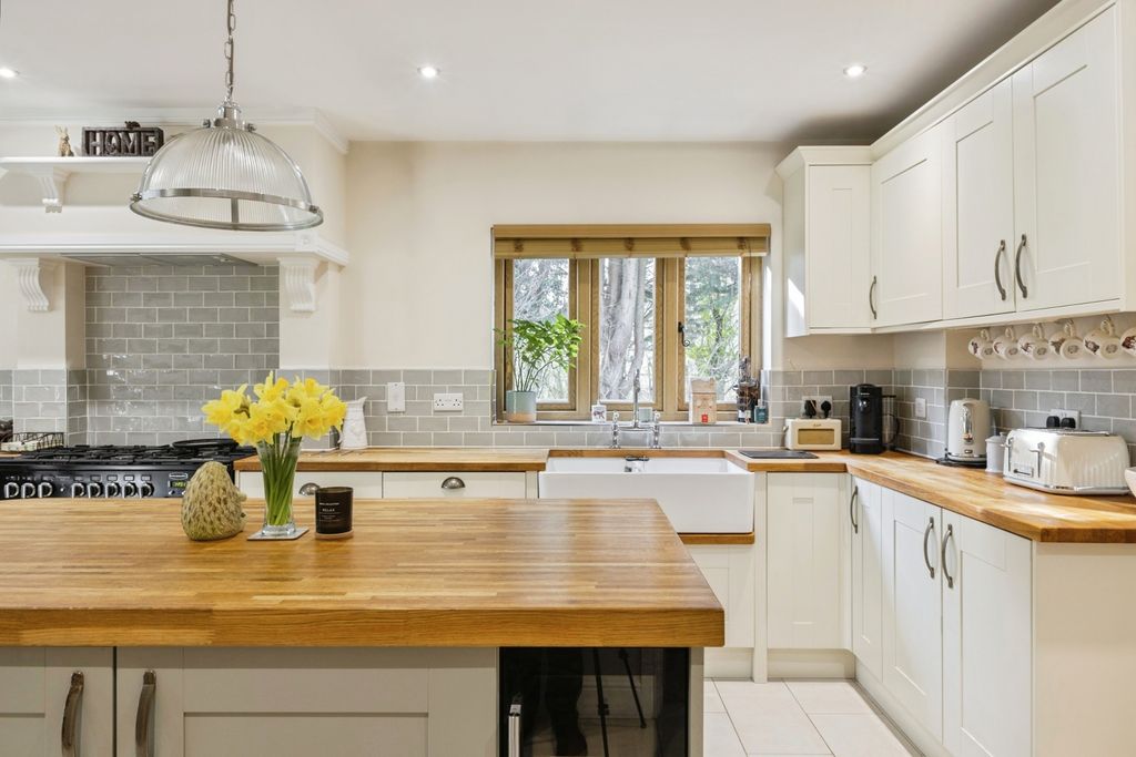 Property photo 2 of 19 Kitchen