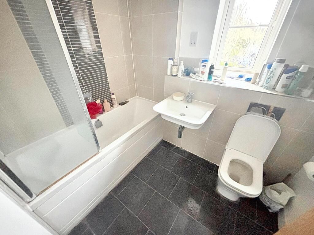 Property photo 2 of 7 A Well-Maintained Bathroom Featuring A Bathtub Wit...