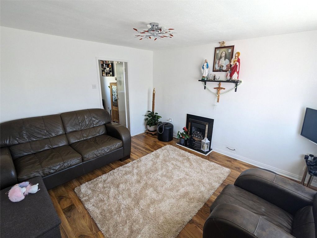 Property photo 3 of 19 Lounge