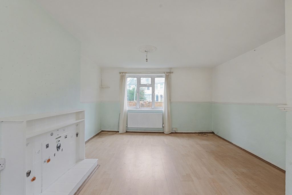 Property photo 2 of 12 38 Victoria Road, Ascot, Sl5 9Db