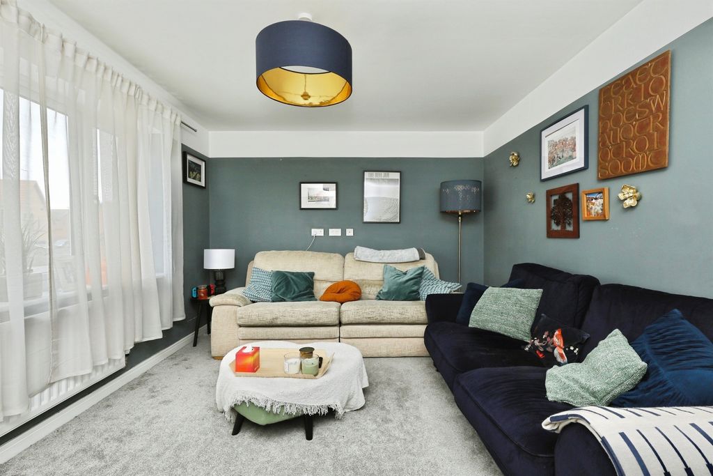 Property photo 3 of 17 Lounge