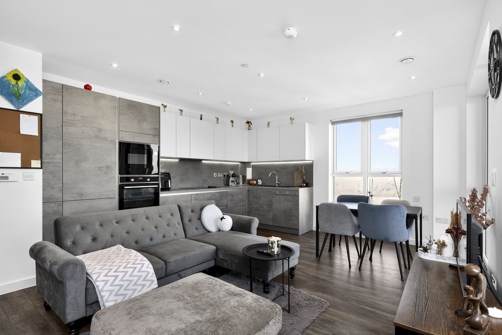 Property photo 2 of 20 Kitchen/Dining Room