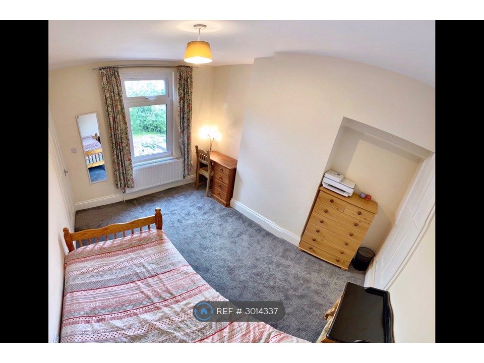 Property photo 2 of 6 Single Bedroom (First Floor)