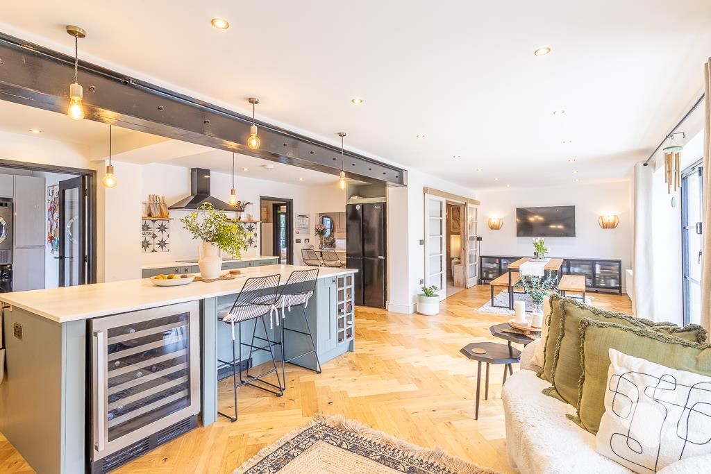 Property photo 2 of 44 Kitchen/Diner/Family Room