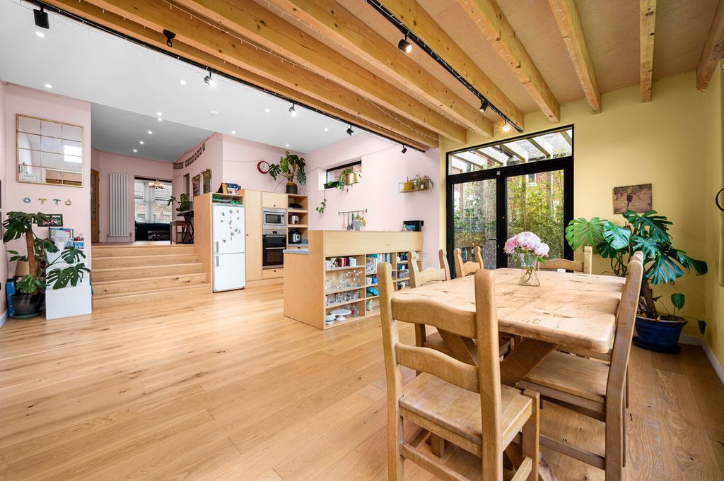 Property photo 2 of 33