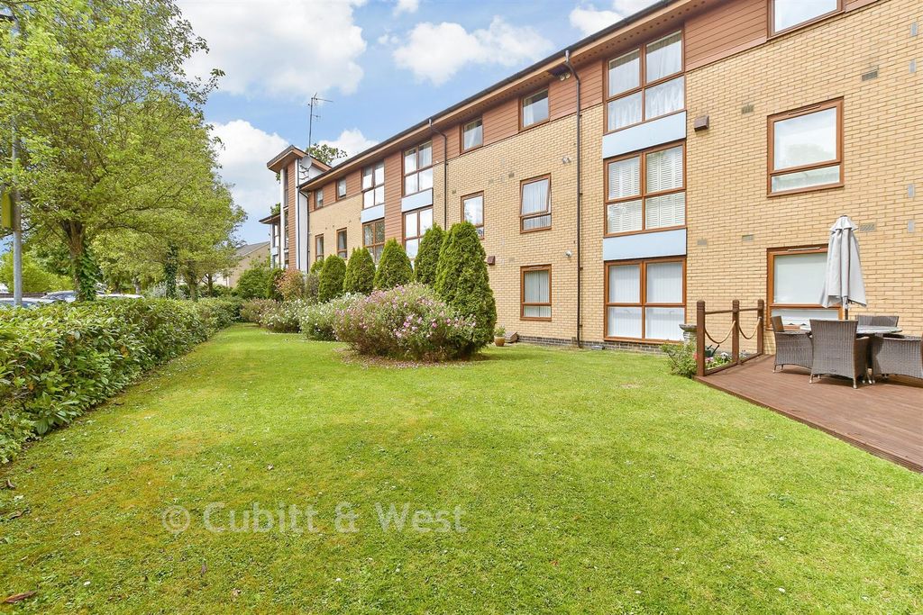 Property photo 2 of 9 Communal Gardens