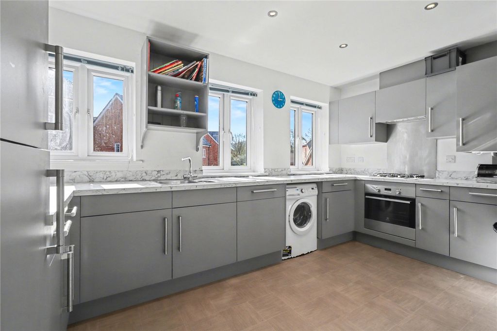 Property photo 2 of 8 Kitchen