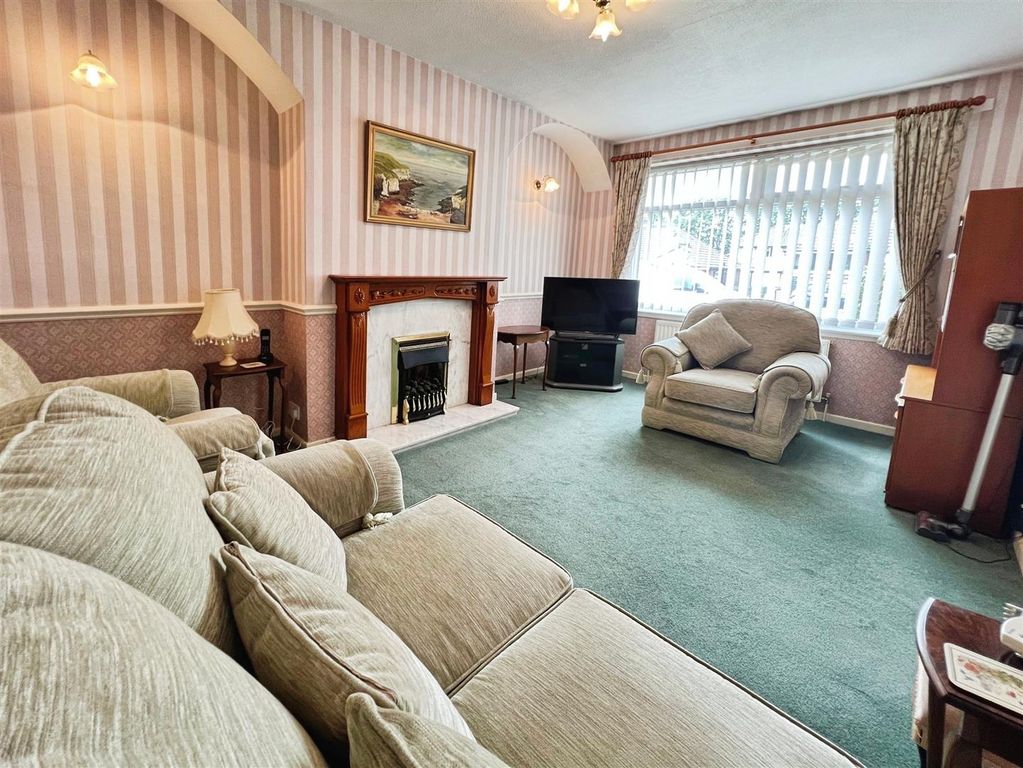 Property photo 2 of 19 Lounge