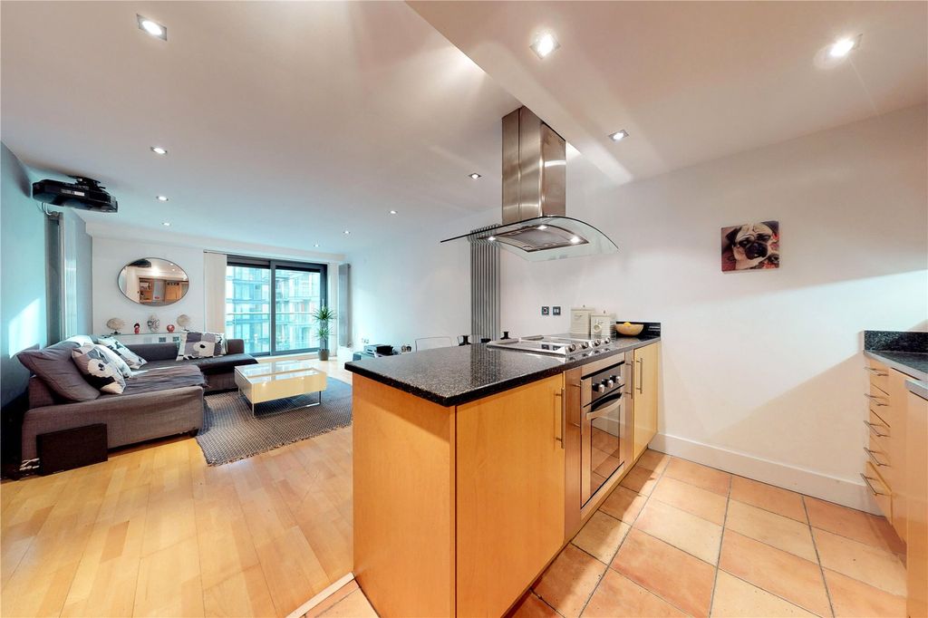 Property photo 2 of 18 Kitchen/Reception