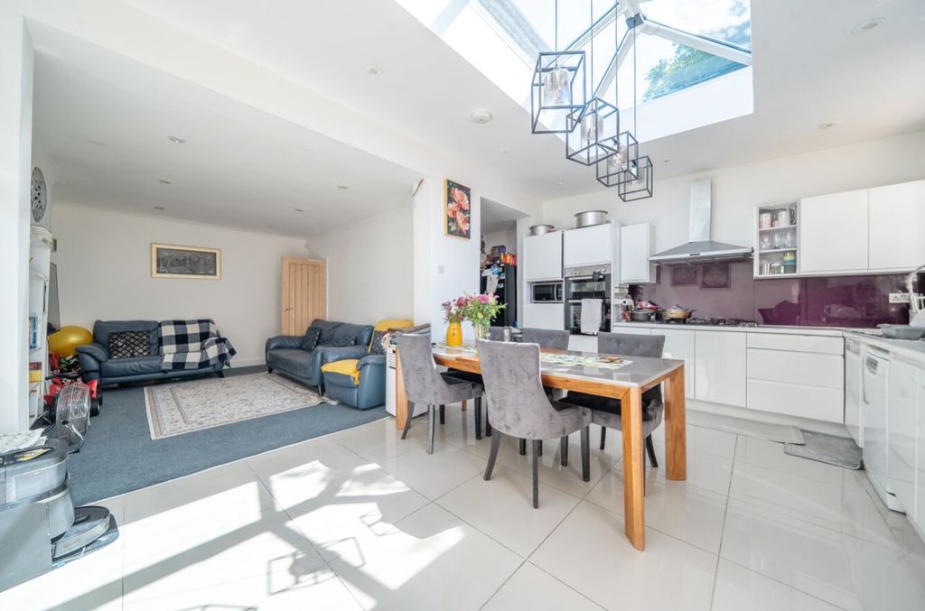 Property photo 3 of 28 24-6A2804E3Ae608-1472672-25-6A27B70037dc2-24