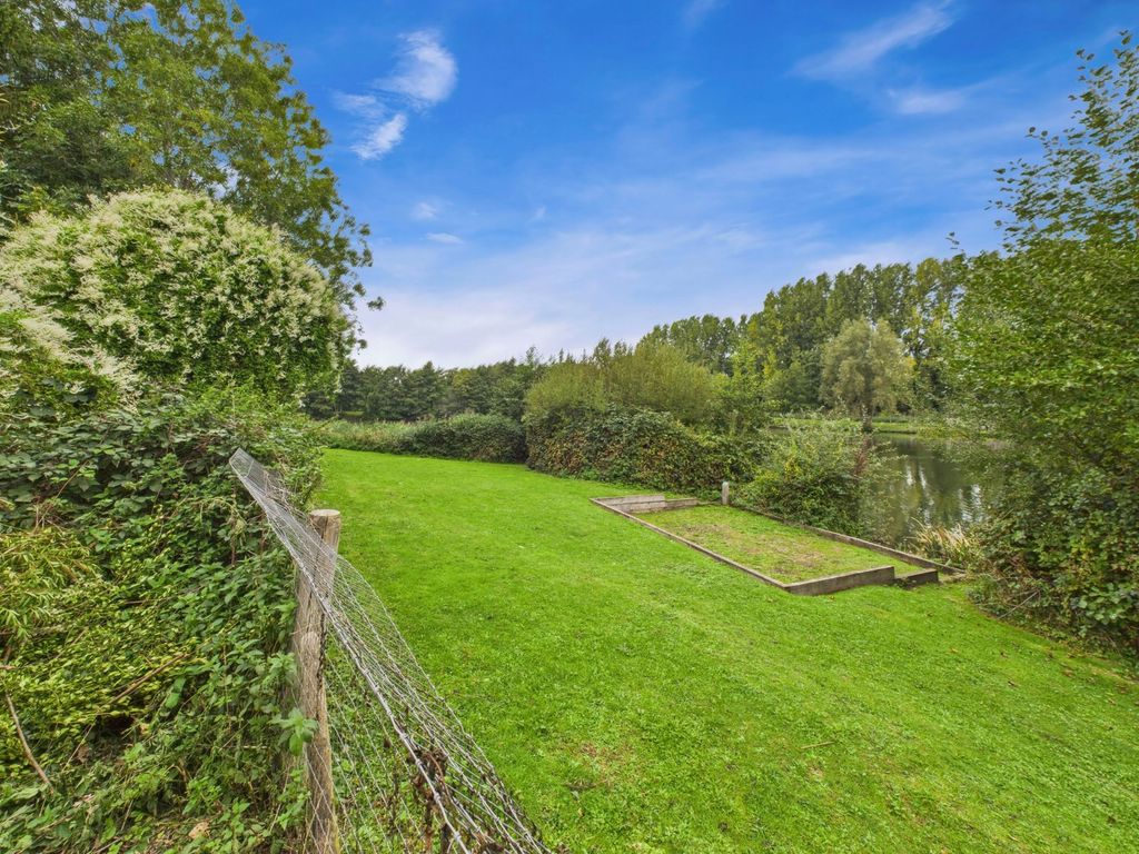 Property photo 3 of 16 Garden View Of Lakes