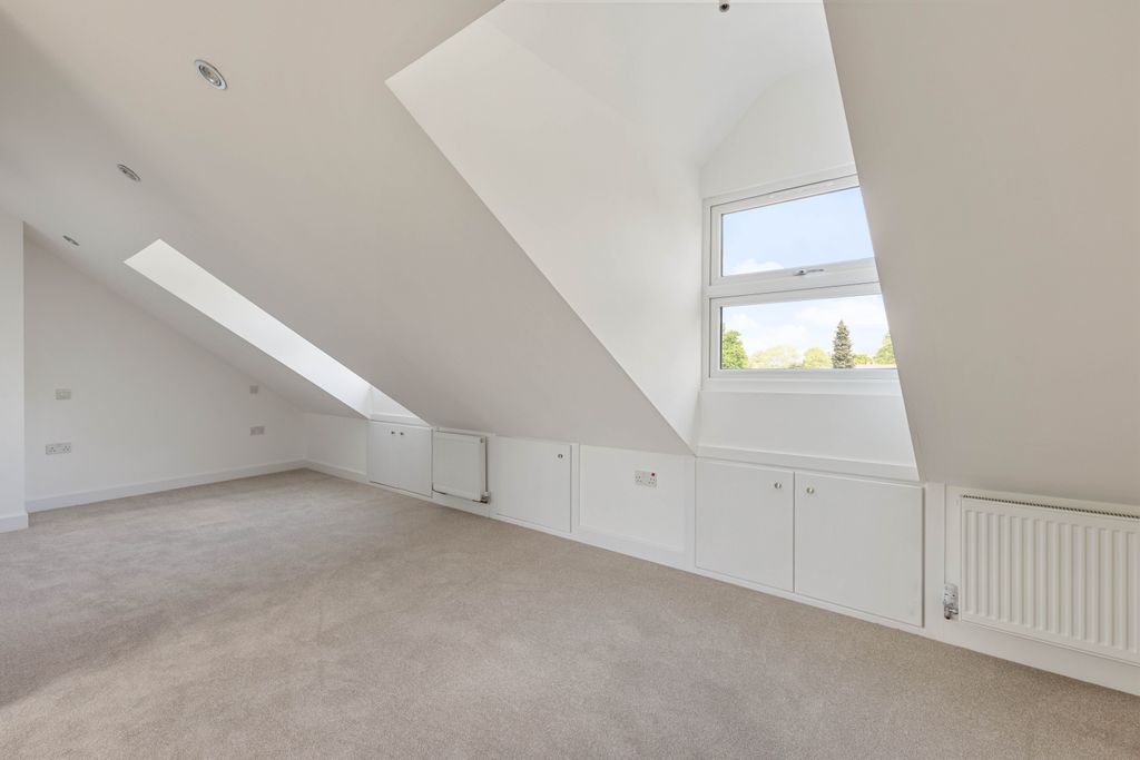 Property photo 3 of 8 Flat 2, 127A Gipsy Hill, Se27 - 3