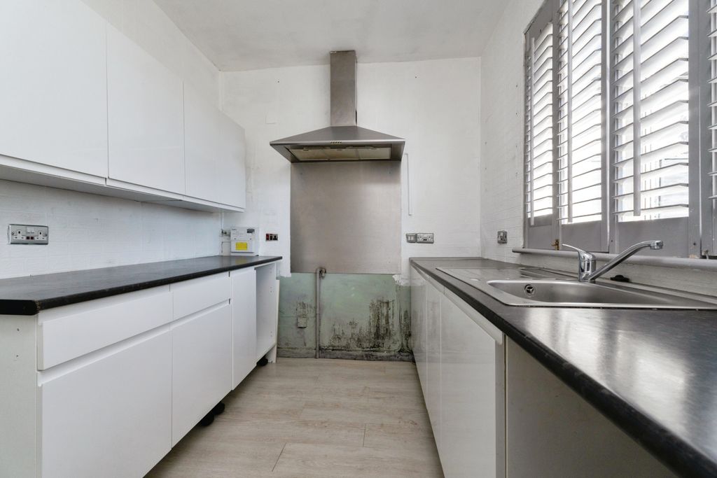 Property photo 3 of 17 Kitchen