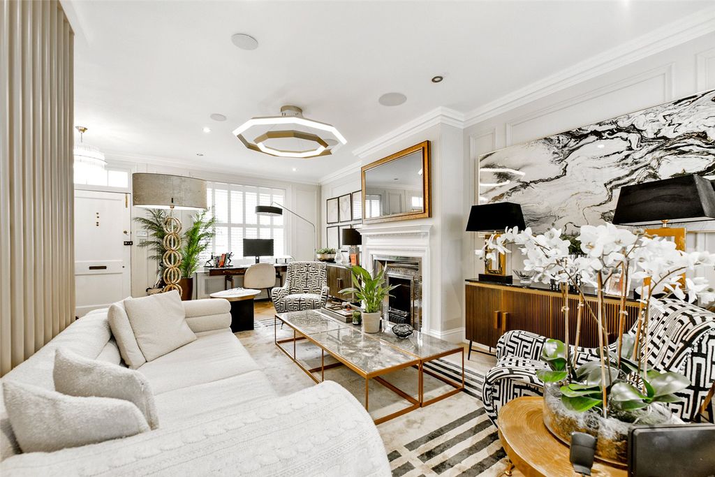 Property photo 1 of 20 Sitting Room