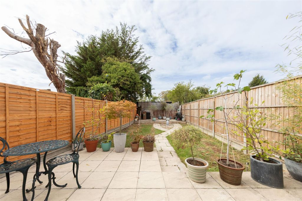 Property photo 2 of 31 York Road, E4