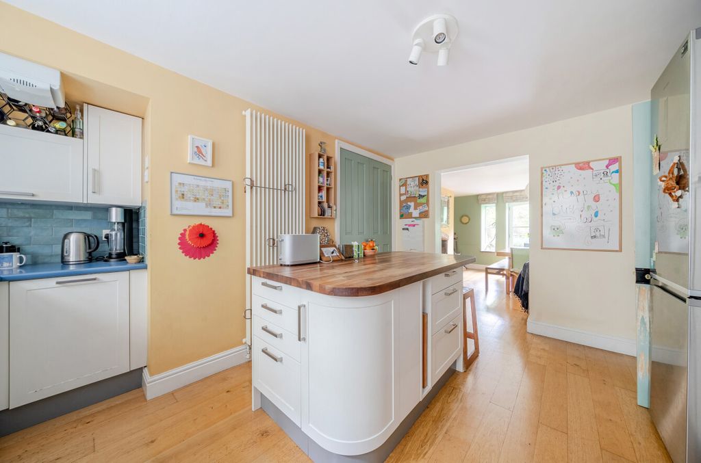 Property photo 3 of 31 Kitchen
