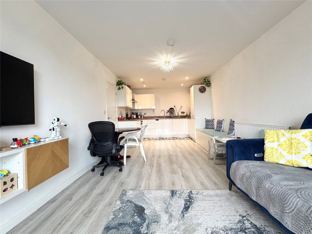 Additional image 10 of 2 bed flat for saleMoorfield Place, Farnborough, Hampshire GU14