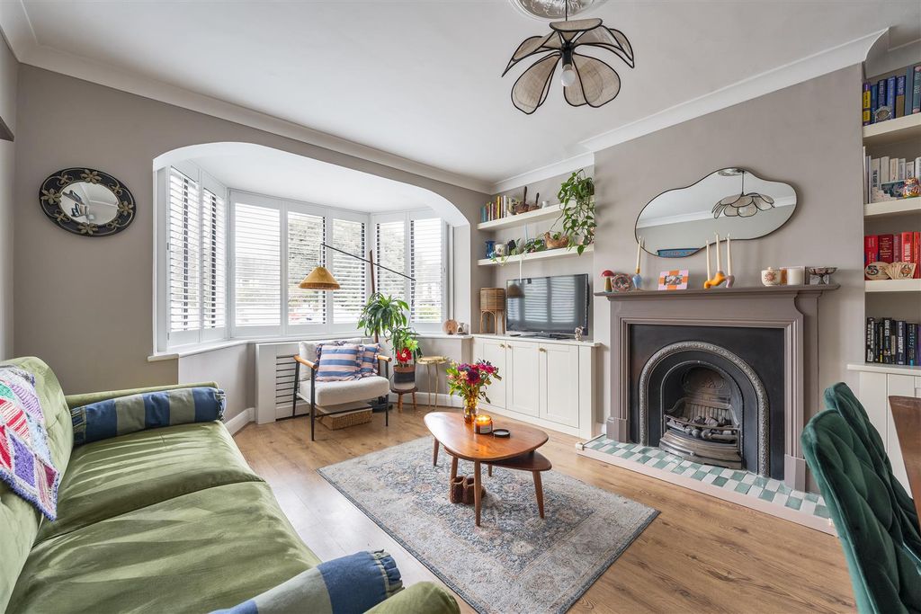 Property photo 2 of 19 32, Forest Court