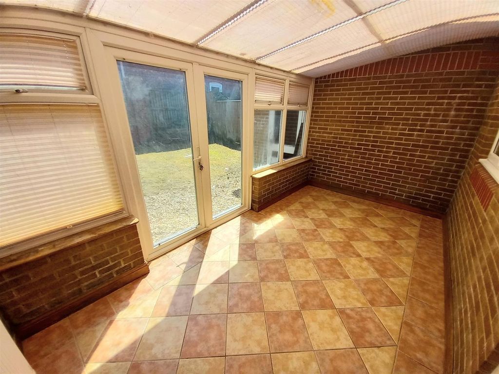 Property photo 2 of 9 12 Drakes Close Conservatory.Jpg