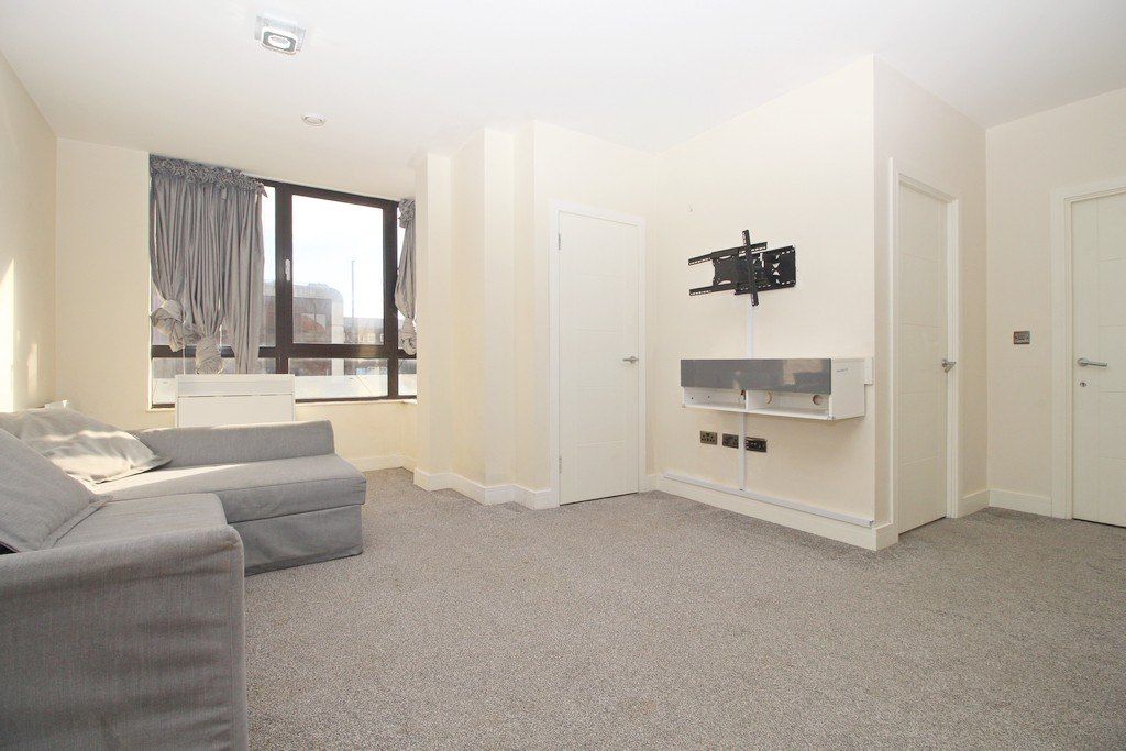 Property photo 1 of 8 2 Bed Flat To Rent Staines Road West, Sunbury-On-Thames Tw16
