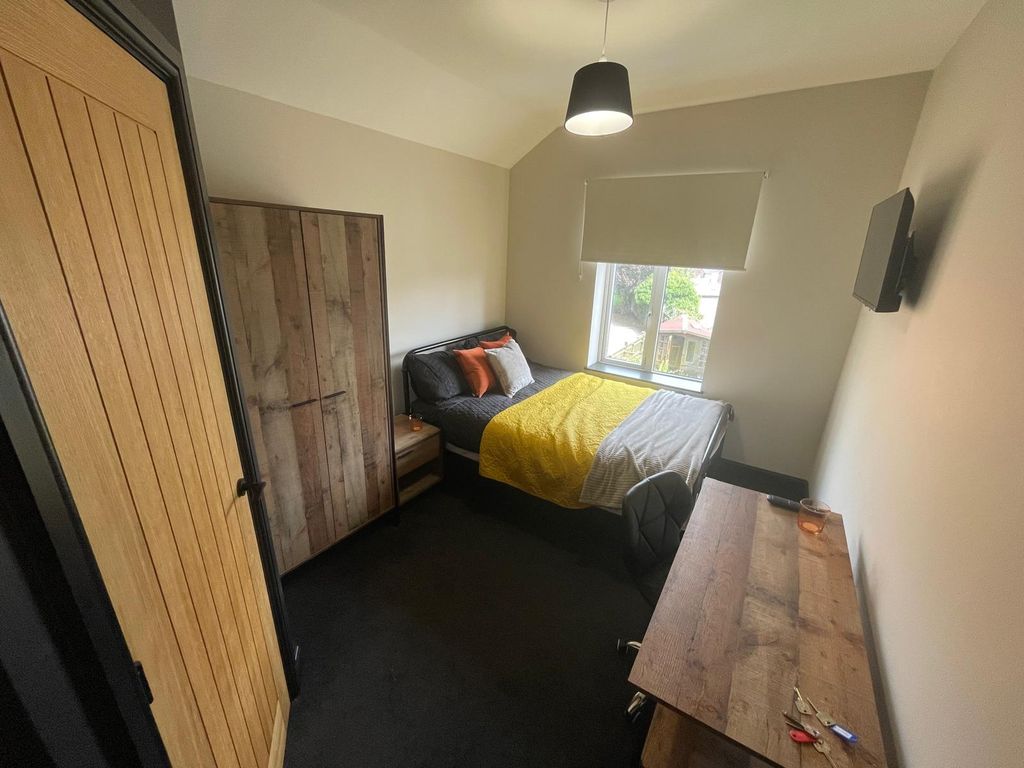 Property photo 1 of 12 Bedroom