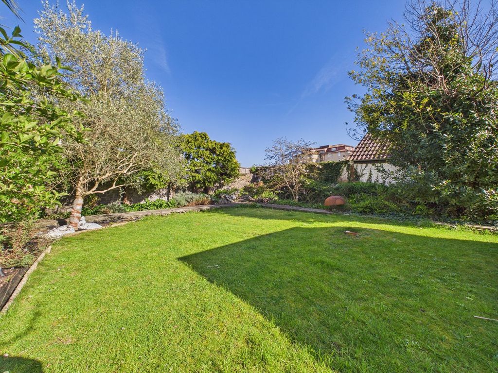 Property photo 3 of 27