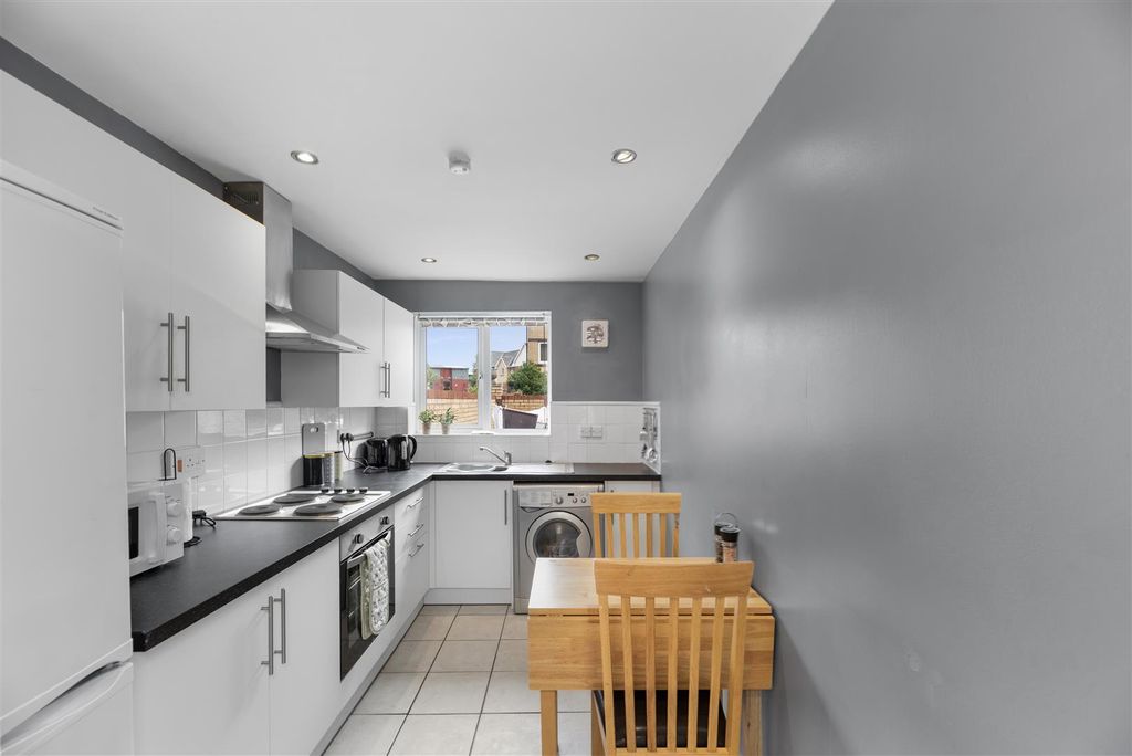 Property photo 3 of 19 Kitchen