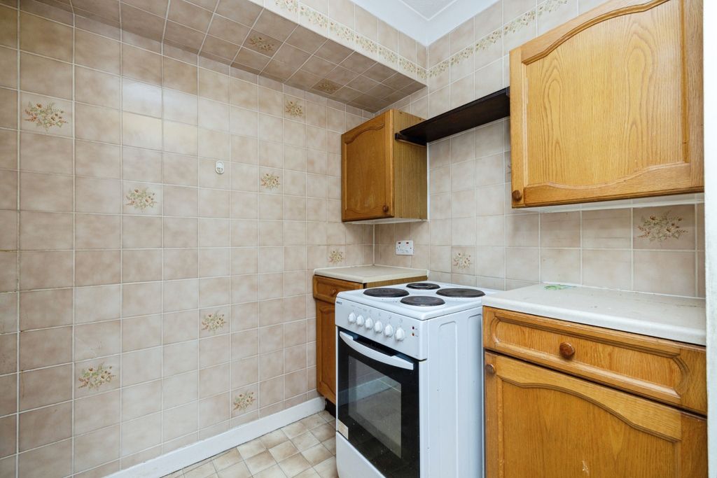 Property photo 3 of 10 Kitchen