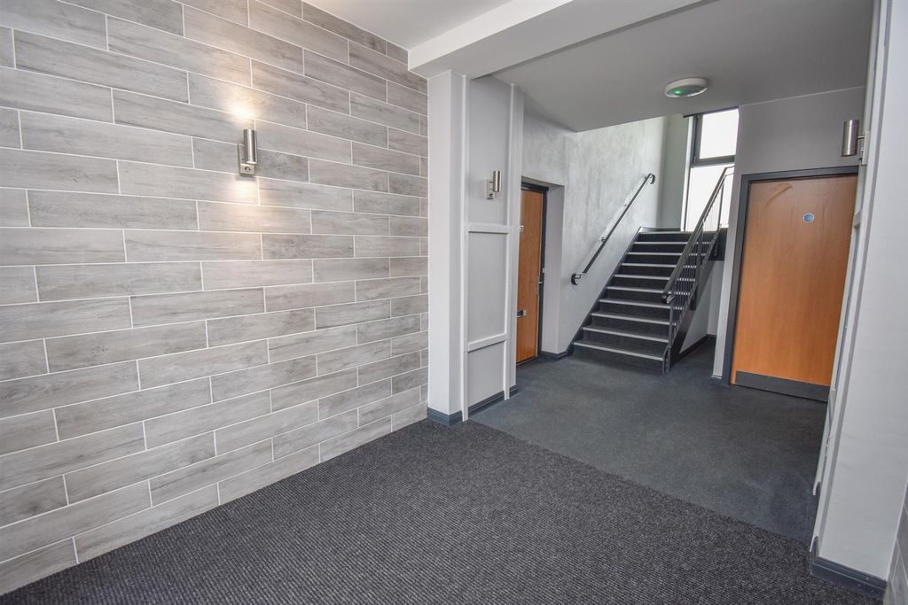 Property photo 2 of 15 Communal Entrance