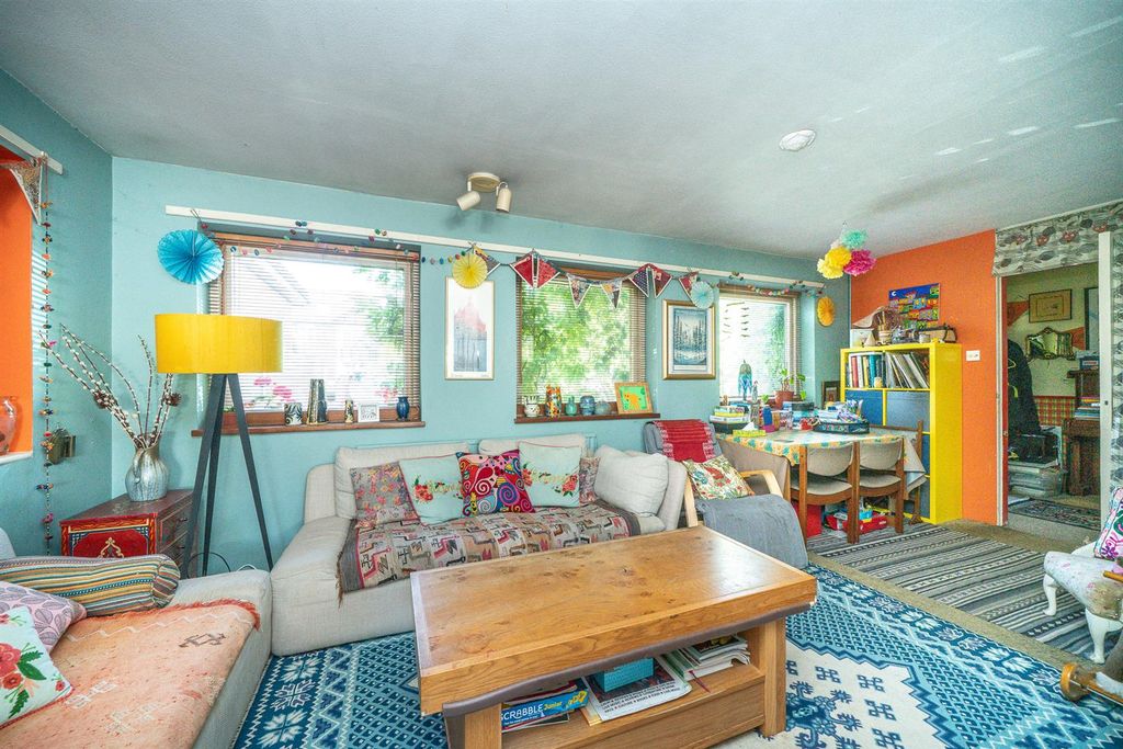 Property photo 3 of 41 14-Woodstock-Rd-Nth-1010.Jpg