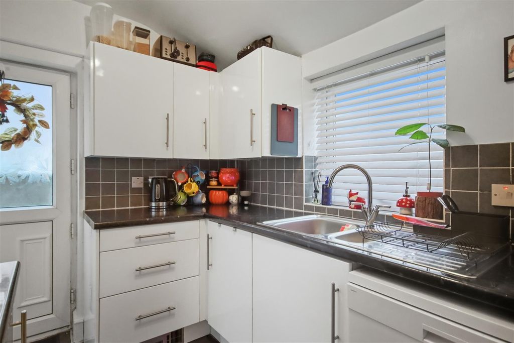 Property photo 2 of 11 Kitchen (6).Jpg