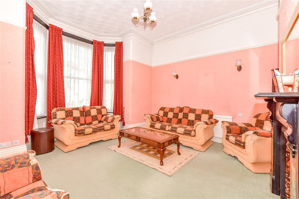 Property photo 2 of 11 Lounge