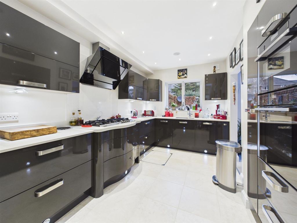 Property photo 3 of 17 Cam05080G0-Pr0278-Still014.Jpg