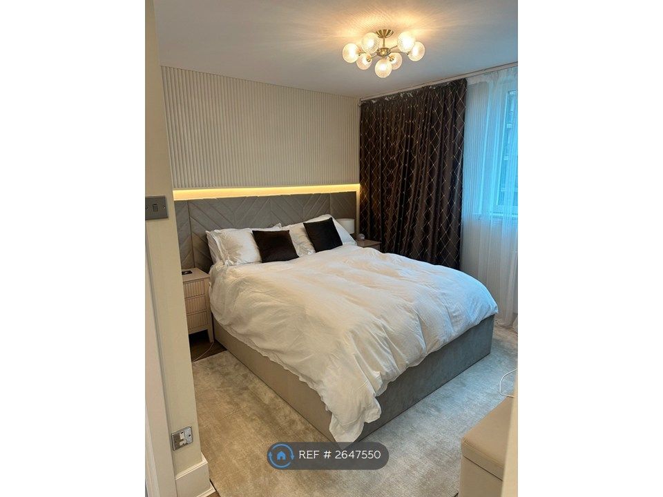 Property photo 1 of 6 En Suite Bedroom