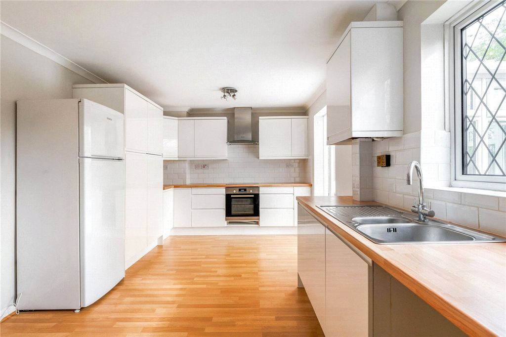 Property photo 2 of 10 Kitchen