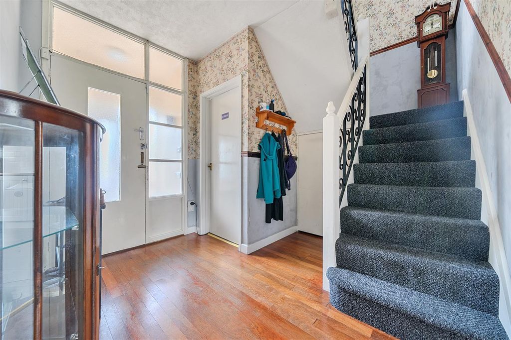 Property photo 3 of 13 Entrance Hall