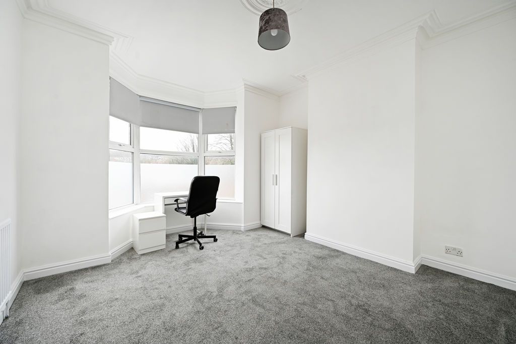 Property photo 3 of 27 Living Room