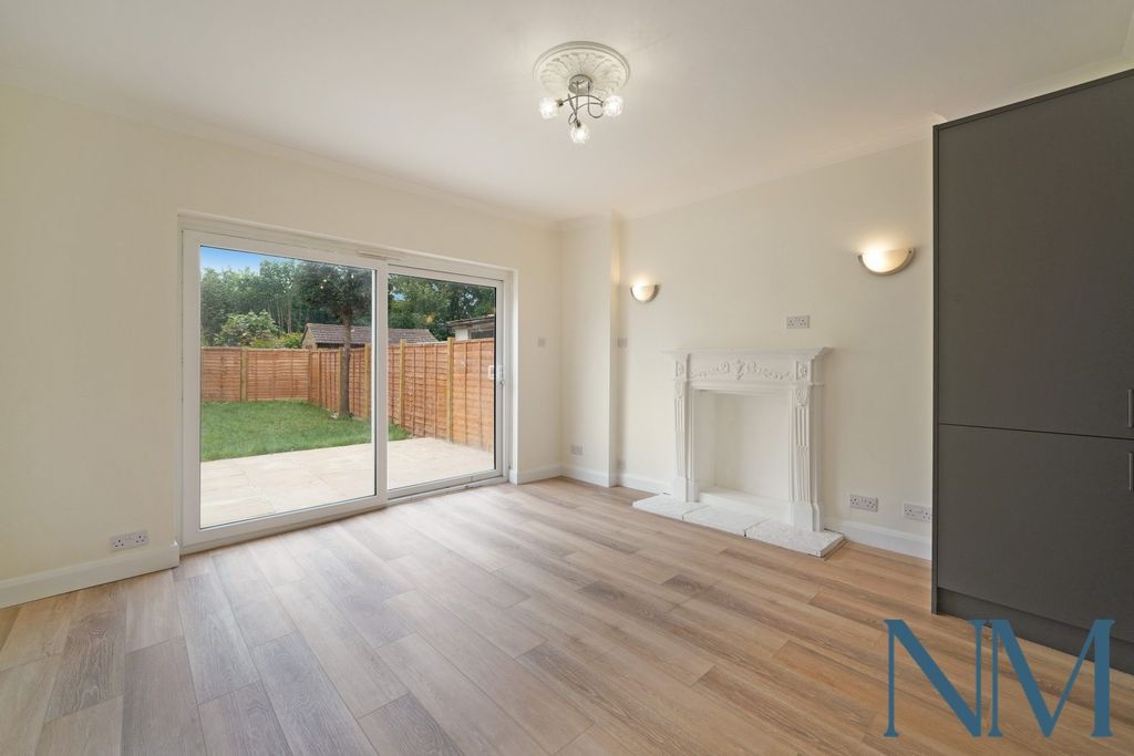 Property photo 1 of 15 Edwardian 3 Bedroom Garden Apartment | Share Of Freehold | Newly Renovated