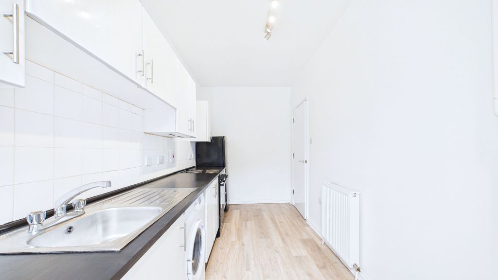 Property photo 3 of 11 Kitchen