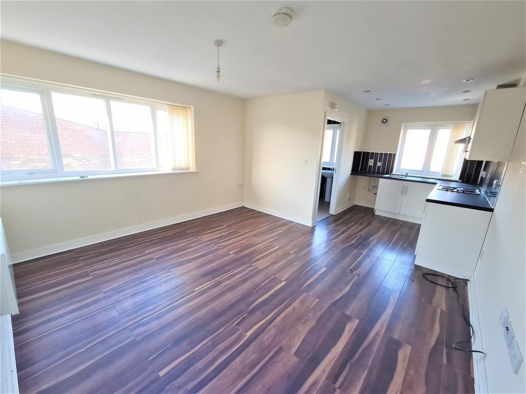 Property photo 2 of 10 Open Plan Lounge Pic 1