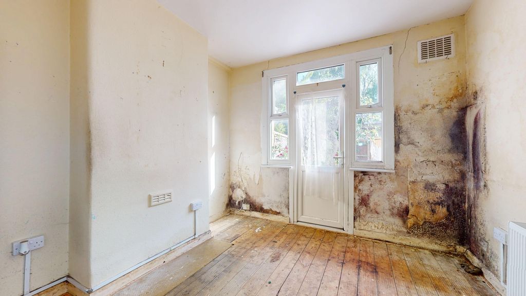 Property photo 2 of 18 Flat 1, 92 Bollo Lane, Chiswick, London, W4 5LX
