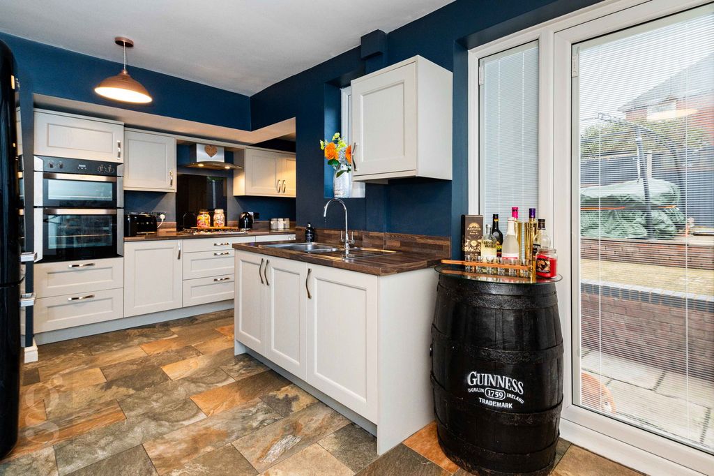 Property photo 2 of 25