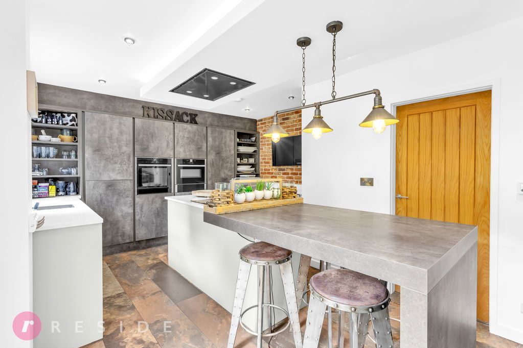 Property photo 3 of 23 Breakfast Kitchen