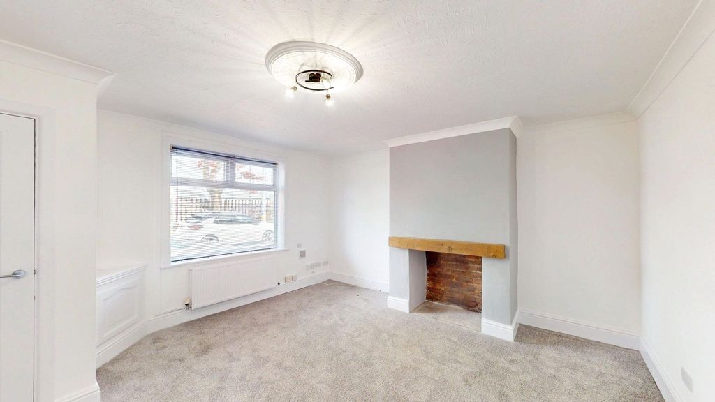 Property photo 3 of 14 Lounge