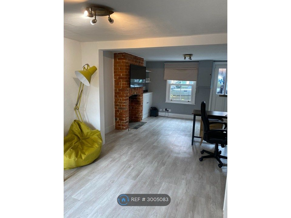 Property photo 1 of 17 Spacious Living Room